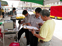 　汽機車排氣檢測南竿補辦，工作人員熱心為民眾服務。（圖／文：曹重偉）