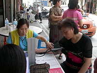 北竿社區健康營造中心在塘岐街道為過往民眾提供量血壓服務。(圖:社健中心提供)