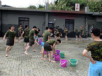　清涼一下，南竿聯保廠國軍精神戰力週團康遊戲別出心裁舉辦打水仗消暑。（圖／文：曹重偉）