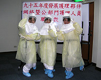 　這可不是太空人訓練喔！而是衛生局呼吸防護在職教育訓練，醫療人員穿上呼吸防護具分外調皮。（圖／文：曹重偉）
