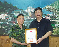 陳縣長致贈感謝狀予工兵組長陳信吉中校(圖/文:陳志銘)