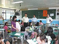 　關心馬中考生情況，教育局長林平銀、馬中家長會長陳書建前往關切考生情況，預祝大家金榜題名。（圖／文：曹重偉）