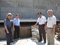 　國史館長等一行在西莒陳將軍廟址研討史料。（圖／文：陳樂團）