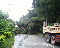 　北竿山線碧園附近路段發生規模相當大的土石崩塌現象，阻擋了整個車道。（圖／文：陳鵬雄）