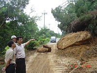 　工務局張賢潭局長與鄉長周瑞國共同會勘碧園路段崩塌現況。（圖：北竿鄉公所提供）
