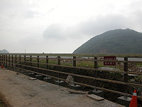 　北竿機場東側進行機場保安圍籬設置工程。（圖／文：陳鵬雄）