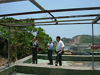 　行政院公共工程委員會科長李顯掌等現地踏勘莒光鄉豪雨造成崩塌處。（圖／文：陳樂團）
