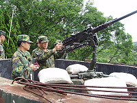 　莒光指揮部指揮官鍾將軍日前親蒞各一線據點視導演訓任務情況，期勉官兵積極從事各項戰備整備工作，提升防區戰力，確保國家前線安全。（圖／文：洪振原）