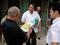 　身障重建中心人員宅配服務！前往榮民之家詢問榮民伯伯們有否輔具之需求，並說明多項免費服務項目。（圖／文：曹重偉）