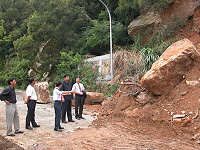 　縣長陳雪生及立委曹爾忠前往北竿山線了解道路坍方處理情形。（圖／文：陳鵬雄）