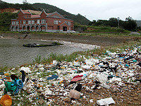受到颱風過境及大漲潮影響,珠螺游泳池附近湧進大批海漂垃圾,嚴重影響觀瞻。(圖/文:曹重偉)