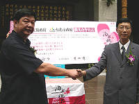 　連江縣長陳雪生與台北市副市長陳裕璋共同簽署「連江縣政府與台北市政府觀光合作宣言」，成為發展觀光的親密戰友。（圖：連江縣政府觀光局提供）