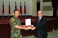 　馬祖防衛指揮部日前舉行九十五年度第三季學術講演，由指揮官陸中將頒贈紀念獎牌感謝南亞技術學院商管學院籌設處院長教授王春源博士的精闢演講。（圖／文：紀宏曄）
