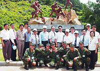 　莒光指揮部日前舉辦「優秀退伍官兵參訪活動」，並與曾在馬祖服役並多次前來勞軍的立委柯俊雄先生於北海坑道前合影留念。（圖／文：洪振原）