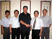 　馬祖酒廠新任董事長陳國土上任（右二），縣長陳雪生率民政局長林其達、財政局長陳孔官前往為他加油打氣。（圖／文：曹重偉）