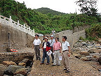 　經濟部水利署科長周建森等一行在莒光鄉進行豪雨災害區復建工程現場勘察。（圖／文：陳樂團）