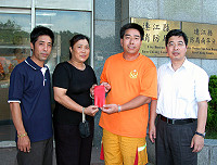 　落海意外者家屬（左二）特別致贈消防局加菜金，由局長徐文明、分隊長陳正聲（右二）等代表接受。（圖／文：曹重偉）