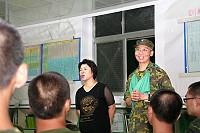 心輔志工媽媽與新兵談心。（圖與文：紀宏曄）