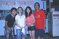 　小貓姐姐和阿勇哥北竿舊地重遊，並和熟識的梅花老板吳洪官夫婦合影。（圖／文：陳鵬雄）