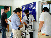 　衛生局長劉增應一行赴東引關心衛生所擴建進度，關心醫療設備的充實狀況。（圖：連江縣衛生局提供） 