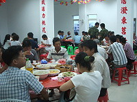 　莒光鄉公所席開七桌為東莒的爸爸們歡度父親節。（圖／文：林冰芳）