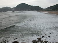 　中颱桑美過境，&#22338;里沙灘出現長浪一波接一波。（圖／文：陳鵬雄）