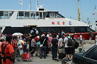 桑美颱風遠颺,金龍輪接近滿載輸運滯留大陸小三通旅客抵馬。(圖/文:陳志銘)