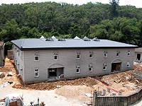 　「縣府員工宿舍」即將完工，可容納六十七人，也代表地區租屋業者當思轉型了。（圖／文：曹重偉）