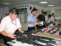 　警政署警用裝備檢查督導小組來馬進行例行檢查勤務，縣警局與南所密切配合檢查，警車整齊一字排開、槍枝彈藥琳瑯滿目。（圖／文：曹重偉）