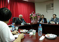 　司法院長翁岳生首度抵達馬祖地區視察，並別開生面與在地媒體記者座談，有問必答、笑容可掬，互動相當愉快。（圖／文：曹重偉）