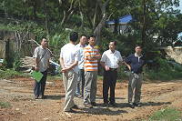 　南竿鄉鄉長朱秀平在公所相關人員陪同下前往南竿鄉第二公墓工地了解施工進度。（圖／文：陳志銘）