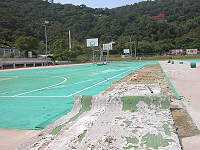 　塘岐運動場展開鋪面改善，自即日起停止對外開放。（圖／文：陳鵬雄）