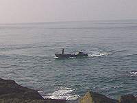 大陸炸魚船隻在亮島海域從事非法炸魚行為,被地區漁民當場拍到照片。(圖:北竿漁民提供)