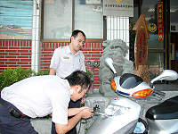 　南竿分駐所展開機車烙碼防盜服務，歡迎民眾多加利用。（圖／文：曹重偉）