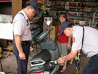 　南竿警察所展開機車烙碼防盜服務，即起欲烙碼的民眾前往該所辦理。（圖／文：曹重偉）