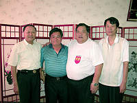 　高雄縣義消總隊長黃兆呈（左二）、總幹事陳景松（左一）專程來馬訪問，受到地區義消總隊長議長陳振清熱烈歡迎。（圖／文：曹重偉）