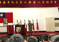 馬防部日前舉辦慶祝九十五年九三軍人節暨八月份月會,指揮官在會中期勉全體官兵發揚抗戰精神,落實反毒教育,注重夏令軍紀安全,以防範危安事件肇生,確保部隊整體戰力。(圖/文:紀宏曄)