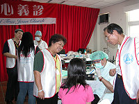 　真耶穌教會醫療義診團移師南竿服務，吸引各村年長鄉親前往看診。（圖／文：曹重偉） 