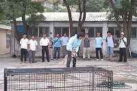 屏東科技大學技藝訓練中心老師翁瑞奇,向學員解說野狗捕捉技巧及如何注意自身安全。(圖/文:陳志銘)