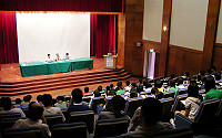 　馬中辦理九十六學年度大學多元入學方案家長說明會，吸引百餘位家長及應屆高三學生前往關心自身權益。（圖／文：曹重偉）