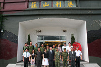   高雄市政府秋節慰問團一行，由兵役處處長臧幼俠率隊蒞抵防區慰問，除代表高雄市長葉菊蘭及市政府團隊向戍守前線勞苦功高的防區官提前賀節外，並探視縣籍官兵的服役與生活狀況，圖為歡迎茶會結束後，臧處長伉儷偕同全體慰問團成員與防區重要幹部合影於勝利山莊前。（圖／文：紀宏曄）