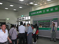 　機場連續兩天半沒飛機，航空站內擠滿候補搭機人潮。（圖／文：陳鵬雄）