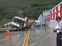 　塘岐入村口「閩東之珠」牌樓，昨天一輛砂石車發生撞牆意外。（圖／文：陳鵬雄）