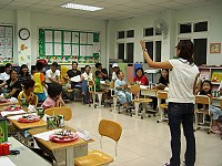 東引國中小親師座談會出席踴躍,其中還以象徵聰明、勤快的青蔥和芹菜掛在門口迎接小一新生。(圖/文:陳其敏)