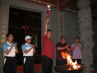 　縣運會聖火之夜光熱登場，主火炬由大會會長縣長陳雪生點燃，再交由聖火隊員們一起點燃火炬開始傳遞。（圖／文：曹重偉） 