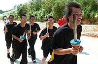 縣運聖火到東引鄉,由東引國中同學和村長共同負責傳遞。(圖/文:陳其敏)