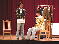 　表演工作坊首次來馬，新秀韋以丞（左）、宋厚寬演活舜天嘯、王地寶這兩位相聲傳奇人物。（圖／文：曹重偉）