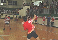 95年縣運羽球比賽,來自各鄉各校選手齊聚在球場上一較高低。(圖/文:陳其敏)