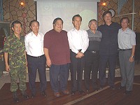 　高市進出口公會秋節勞軍團向軍民賀節，圖中為曾任馬防部主任的軍友社秘書長黃南東、蕭如波（左二），張英亞（右一）。（圖／馬祖防衛指揮部提供）