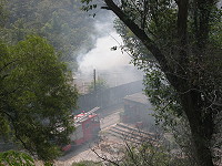 　南竿山線道路旁一廢棄營舍庫房傳出火警。（圖／文：陳鵬雄）